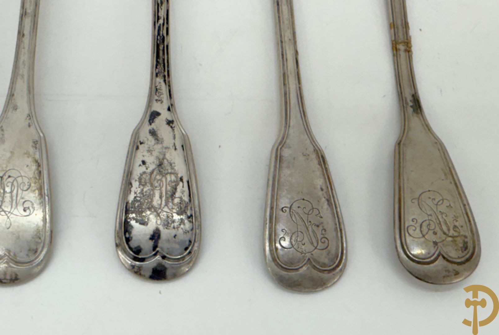 Massief zilveren bestek Louis Philippe model met initialen bestaande uit 13 soeplepels (853 gram), 9 vorken (657 gram), 3 dessertlepels (59 gram) en 1 pollepel (221 gram)