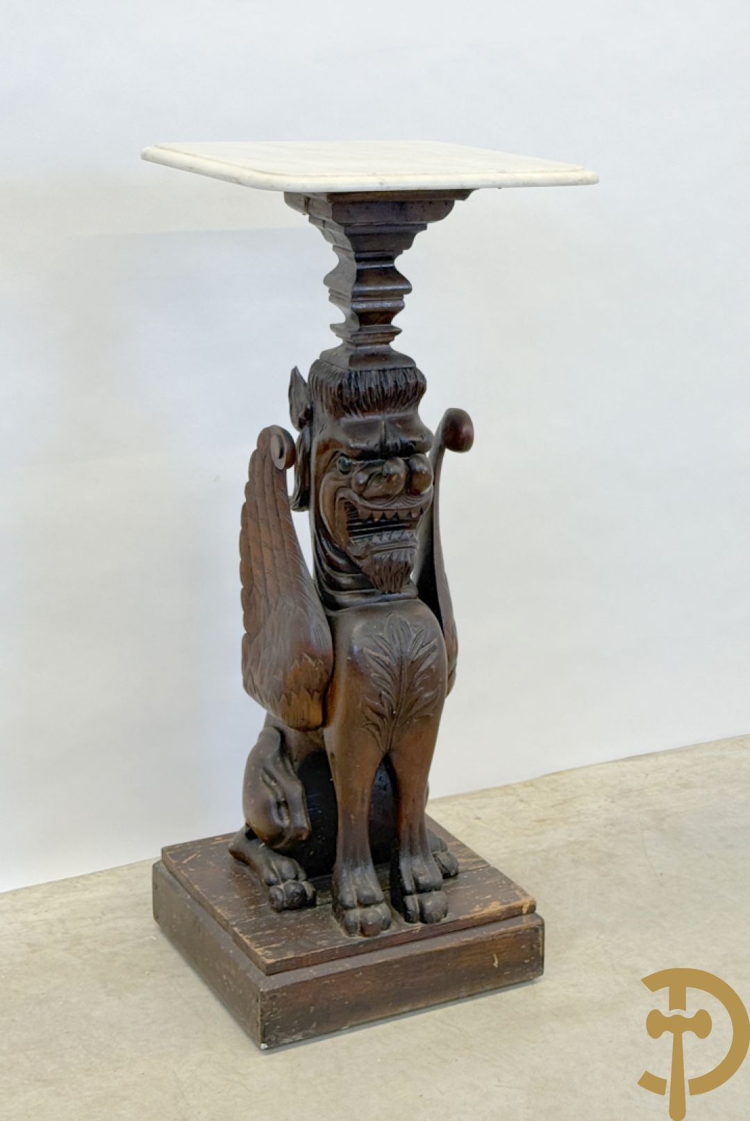 Houtgesculpteerde sokkel in de vorm van een handgesculpteerde fo hond bezet met marmeren plateau