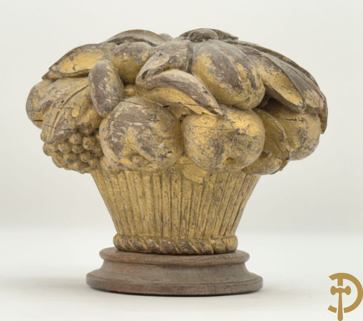 Gesculpteerd houten ornament van bloemen in korf