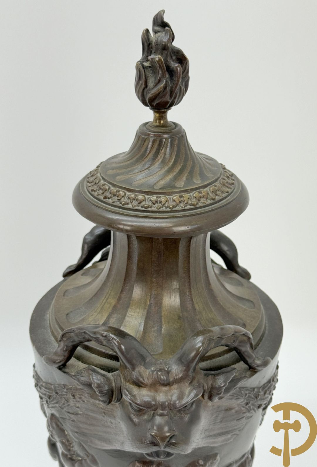 Bronzen cassolette met basrelief van cupido