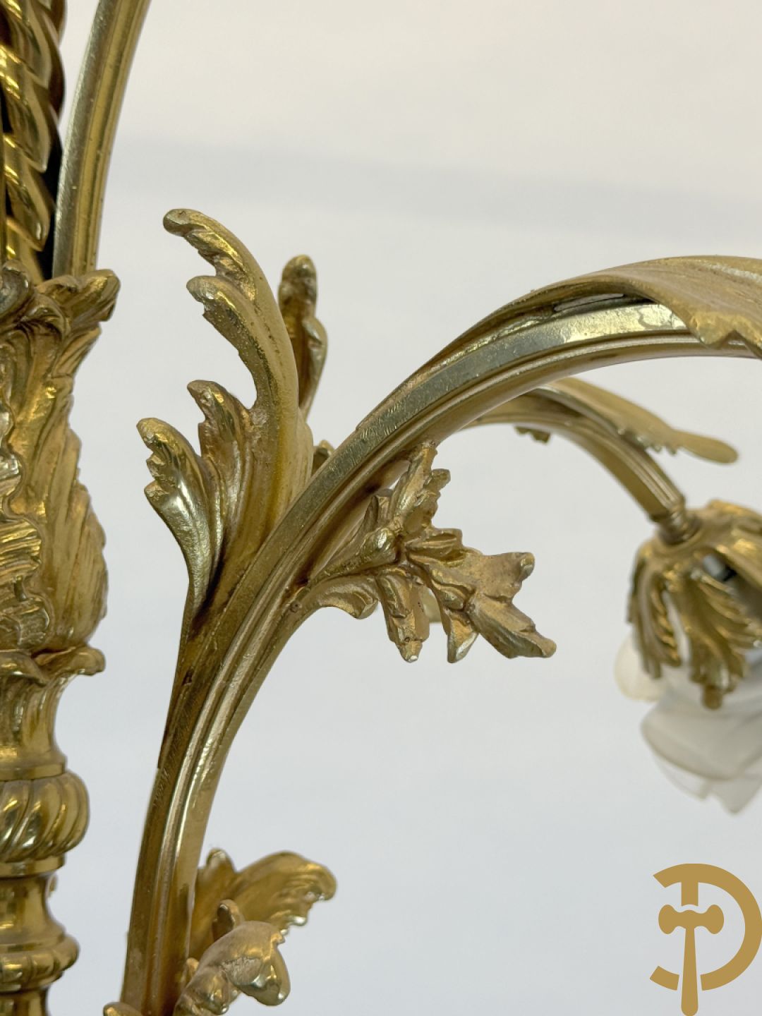 Vijfarmige luchter bezet met roosjes, Louis XV stijl bezet met accanthusranken