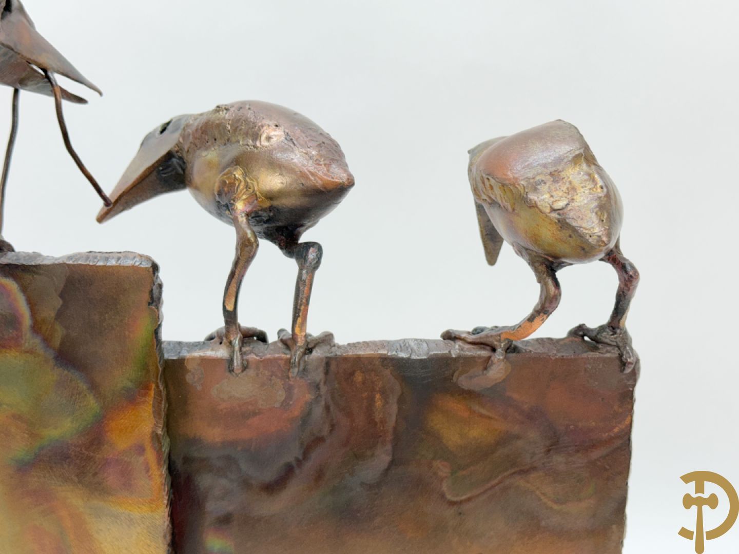 BEL J. getekend (Belaen Jean Pierre) Bronssculptuur met 4 vogels op schutting