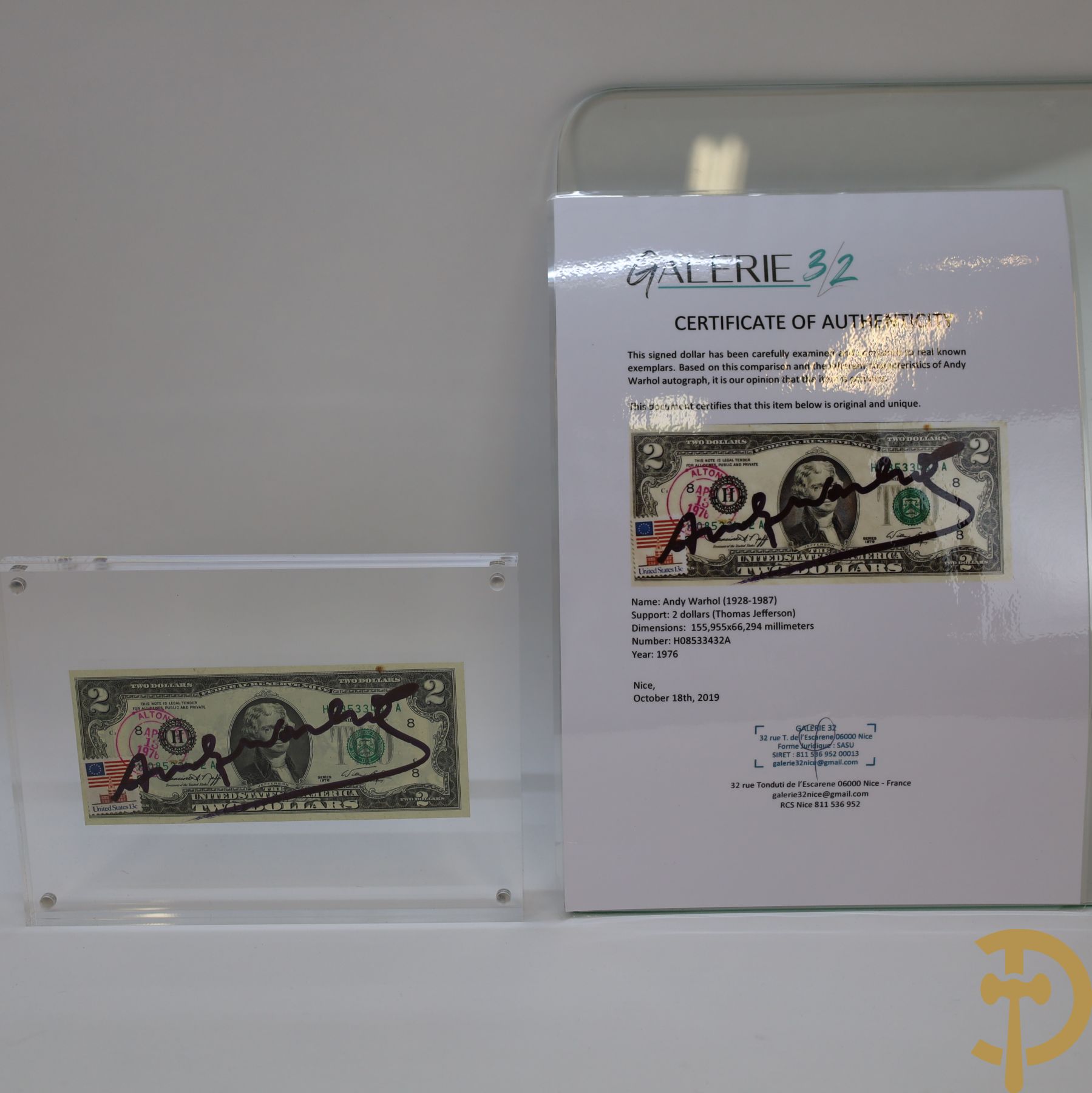 Warhol Andy getekend op Amerikaans 2 dollar biljet  
Serial Number: H08533432A
Year: 1976
Stamp and stamp of the American post office dated April 13, 1976 
Factory Warhol stamp on the back