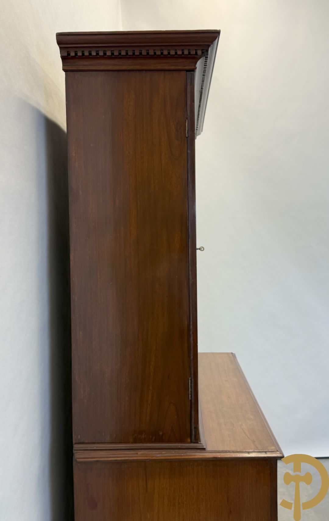 Engelse mahoniehouten secretaire met vitrine bovenaan, 19e