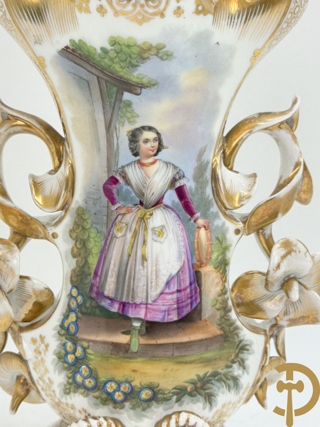 Paar Vieux Paris cornetvazen met handbeschilderd bloemendecor + Vieux Paris cornetvaas met decor van elegante dame