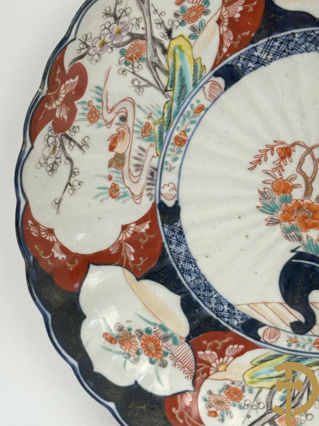 Twee porseleinen Imari schotels