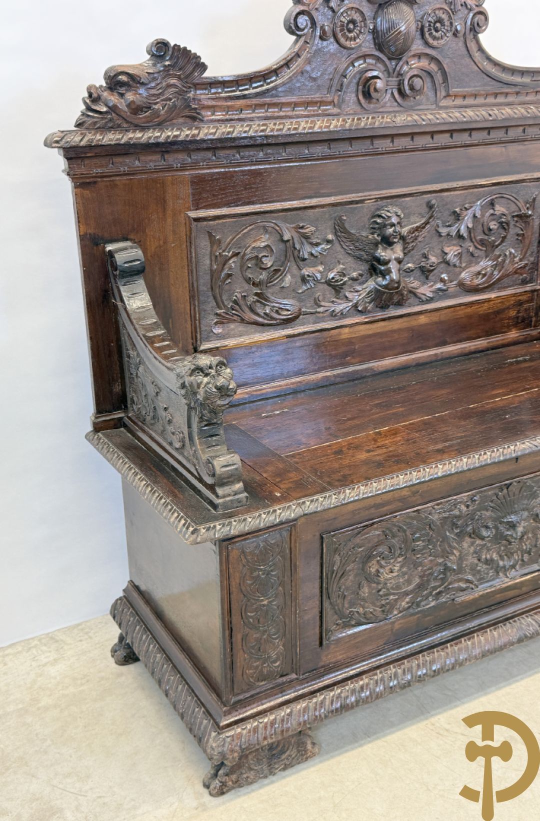 Hall bank met Neo Reniassance sculptuur van cupido