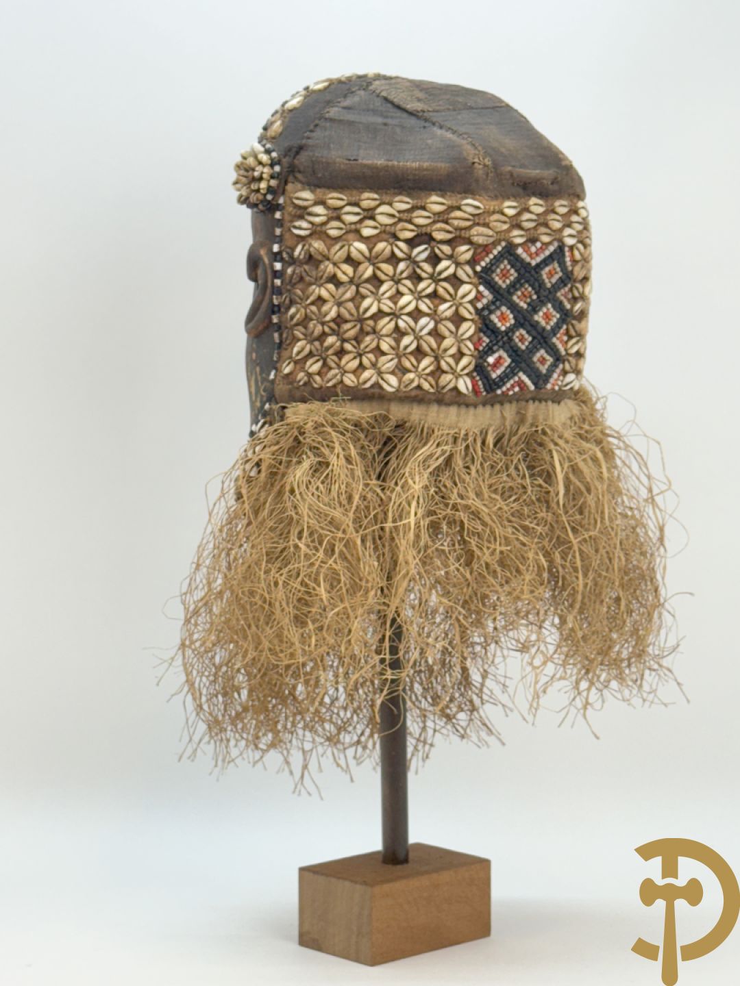 Afrikaans masker met symbolische beschildering, kralen en raffia