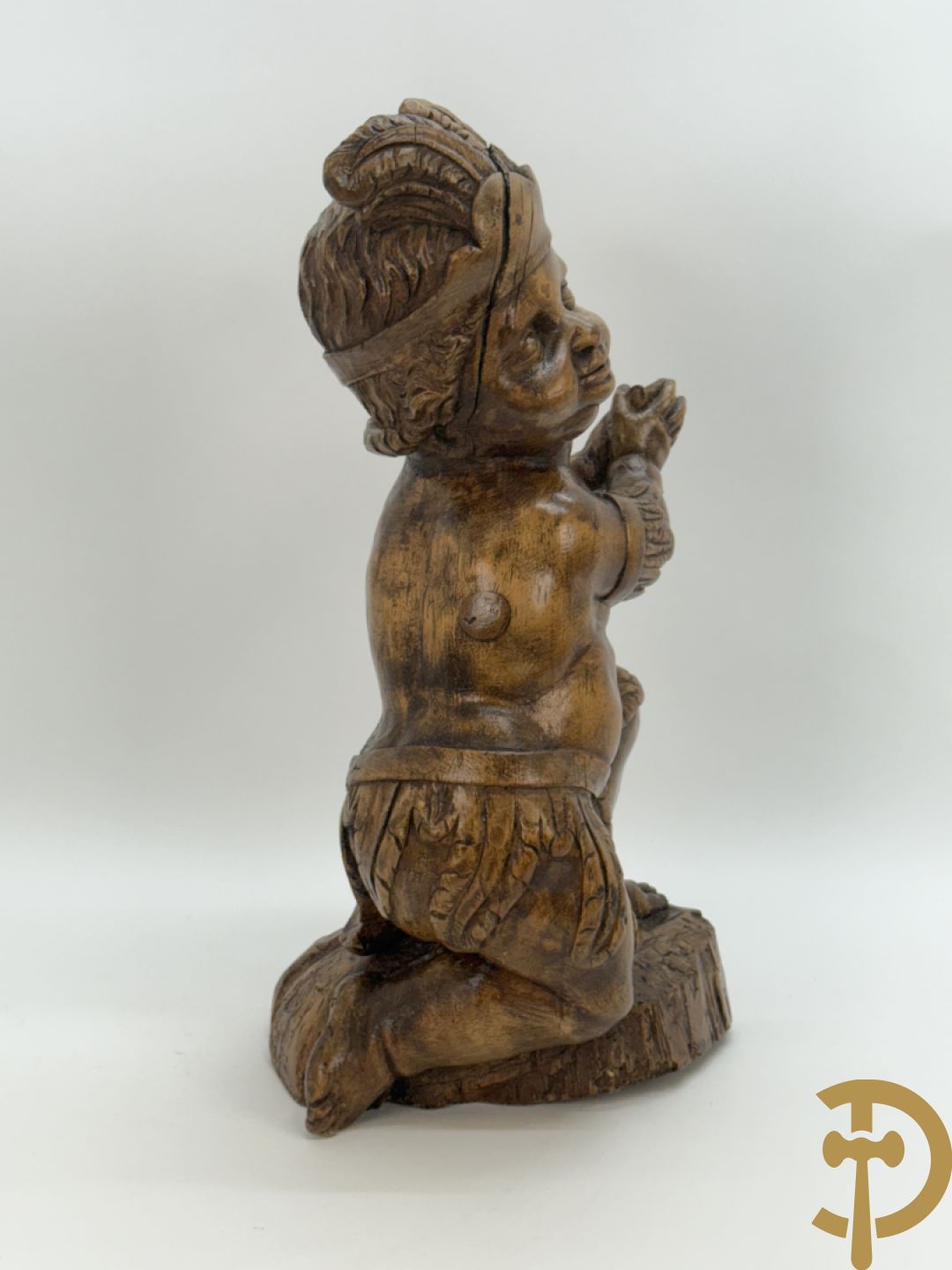 Houtgesculpteerde cupido met gevouwen handen en pluimen