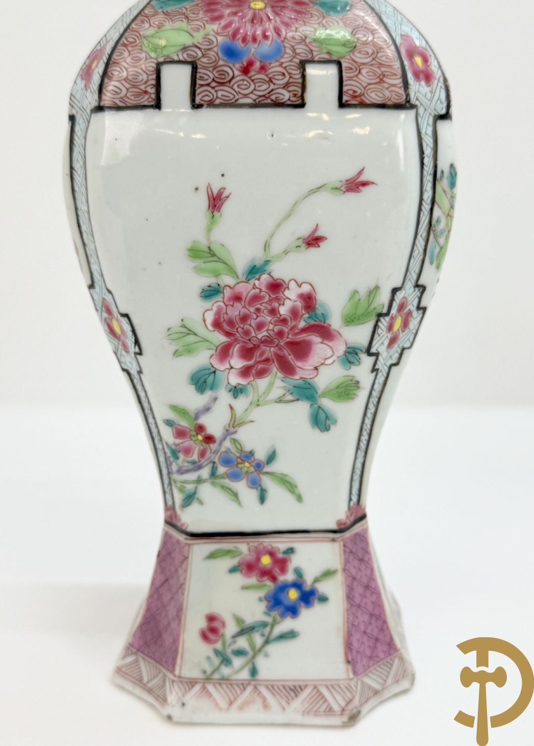 Chinese porseleinen ballustervormige vaas, King Long  + 2 porseleinen bordjes met bloemendecor + 2 bordjes met vazen- en bloemendecor + kopje en schoteltje Imari + dekselpotiche met vogel en bloemendecor