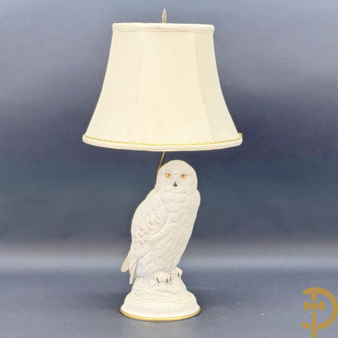 Porseleinen beeld van witte sneeuwuil als lampadaire, door Raymond Watson getekend in 1987 bij de Franklin Mint Compagnie
