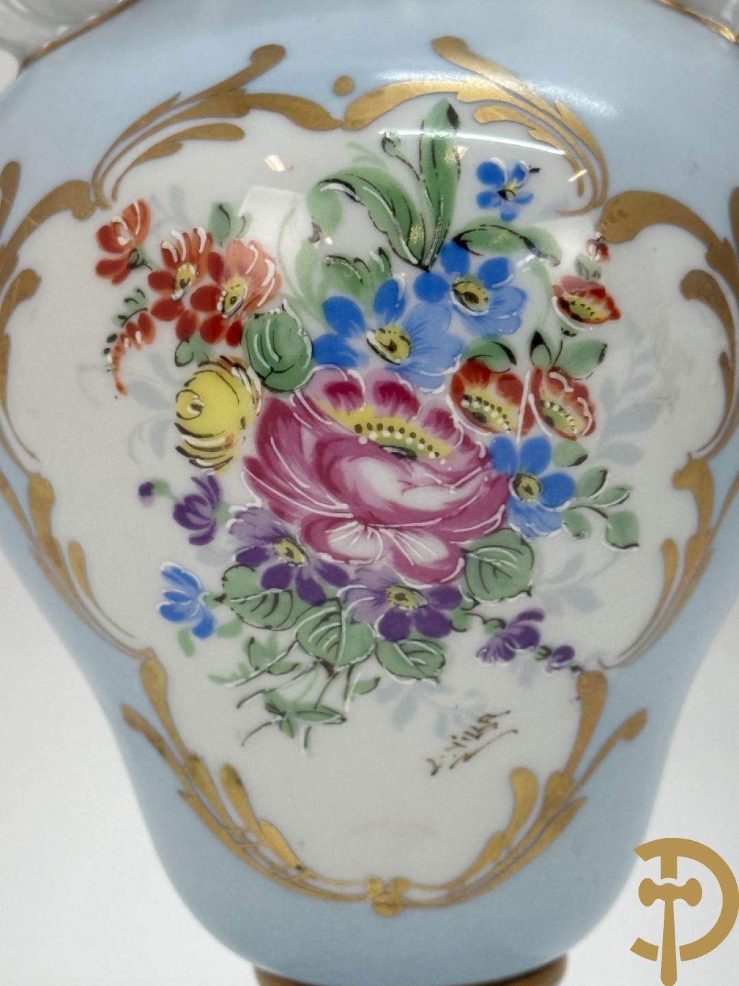 Mooi lot Limoges porselein bestaande uit grote en kleine Medici vaas met bloemendecor, 3 cache pots, bord, 2 coupes, Tas en schoteltje (9 stuks in totaal)