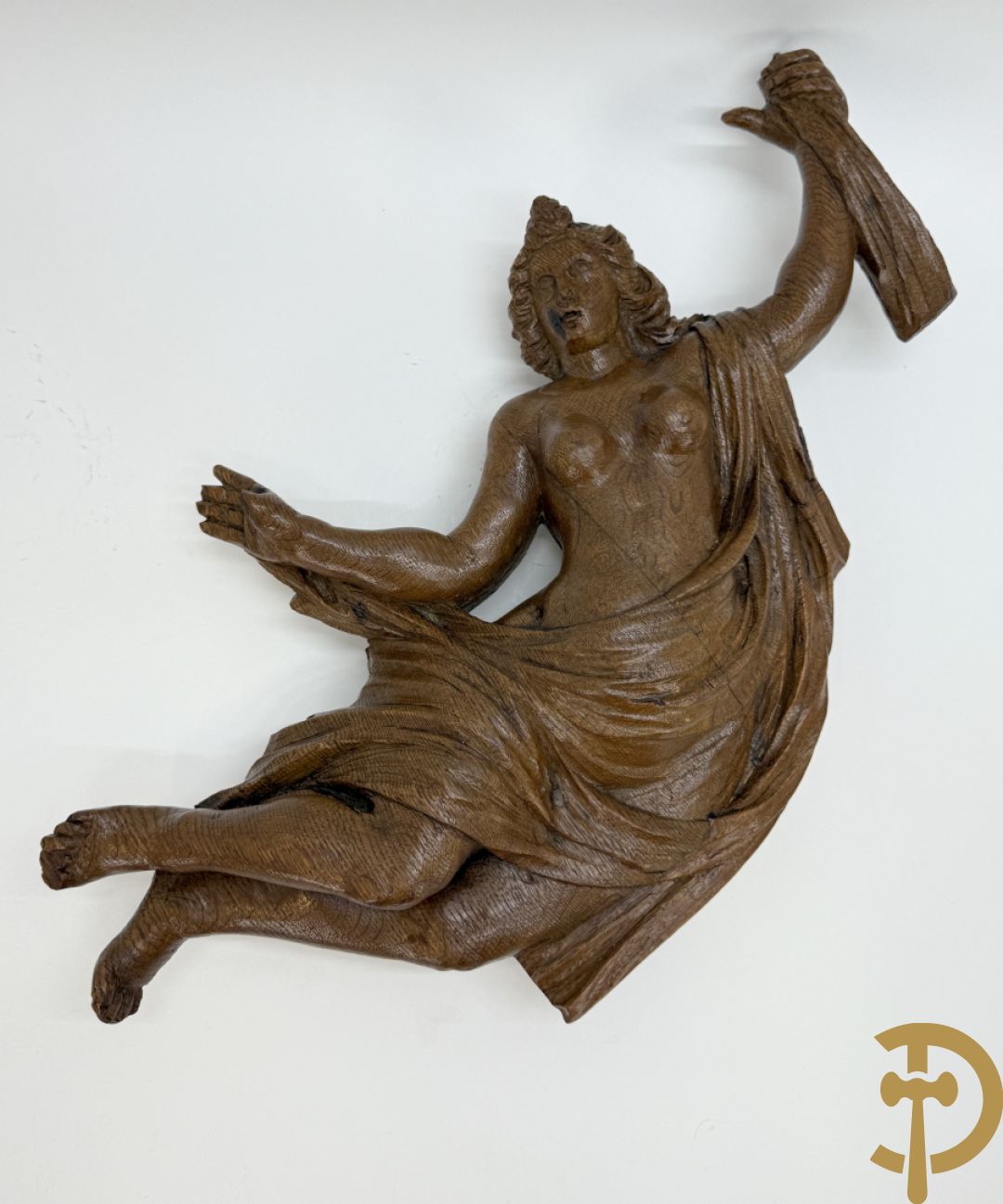 Paar houtgesculpteerde engelen als fragmenten uit een groter geheel