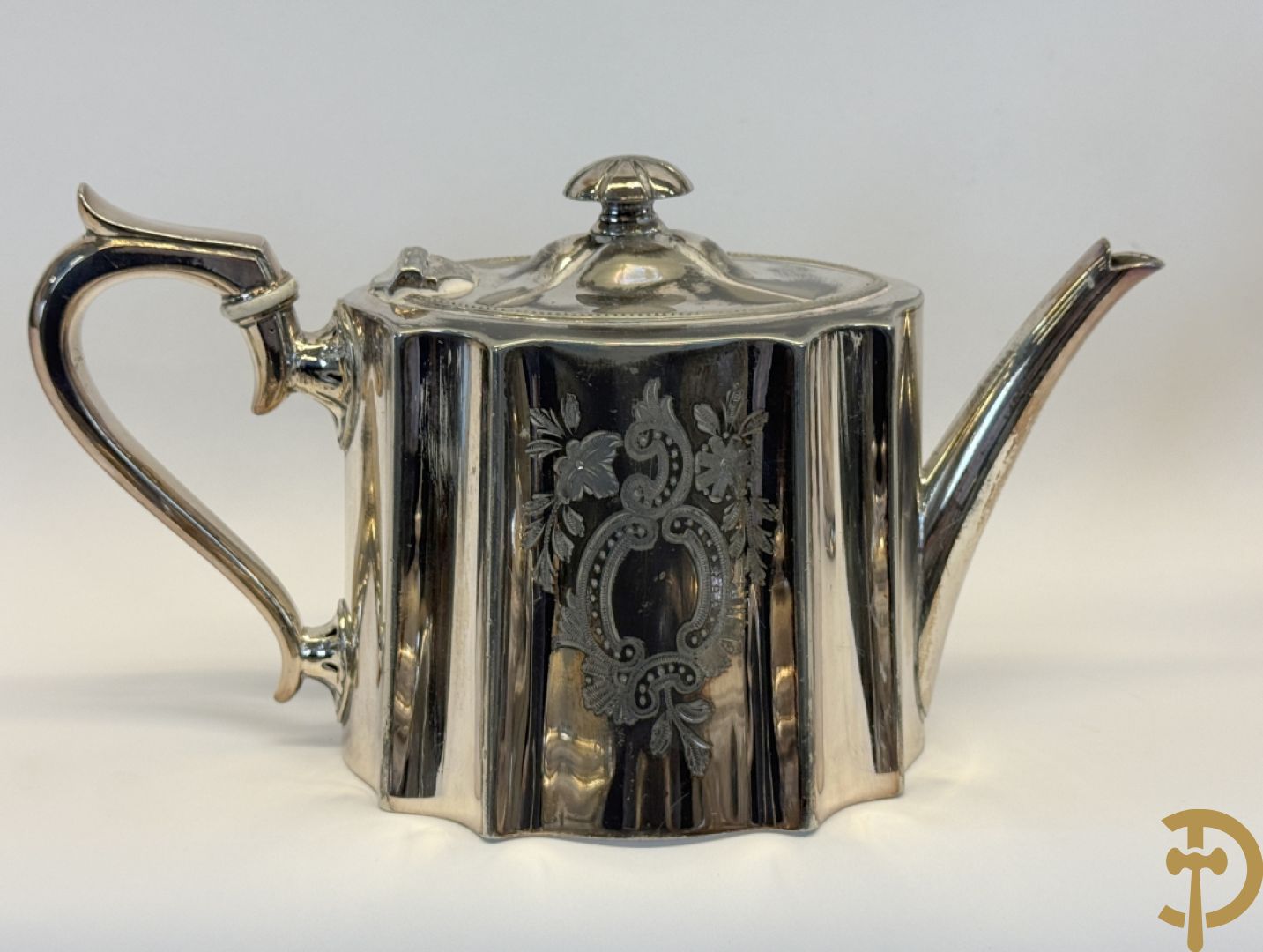 Vijf verzilverde theekannen, 2 verzilverde samovar en verzilverde suikerpot
