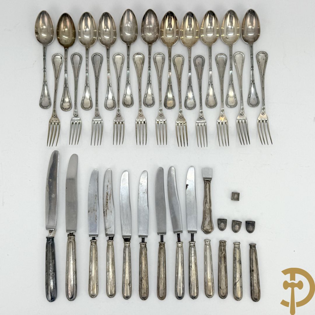 11 massief zilveren kleine lepels en 11 massief zilveren kleine vorken met bandes croisées, Delheid (813 gram) + messen met zilveren heft (na te zien)