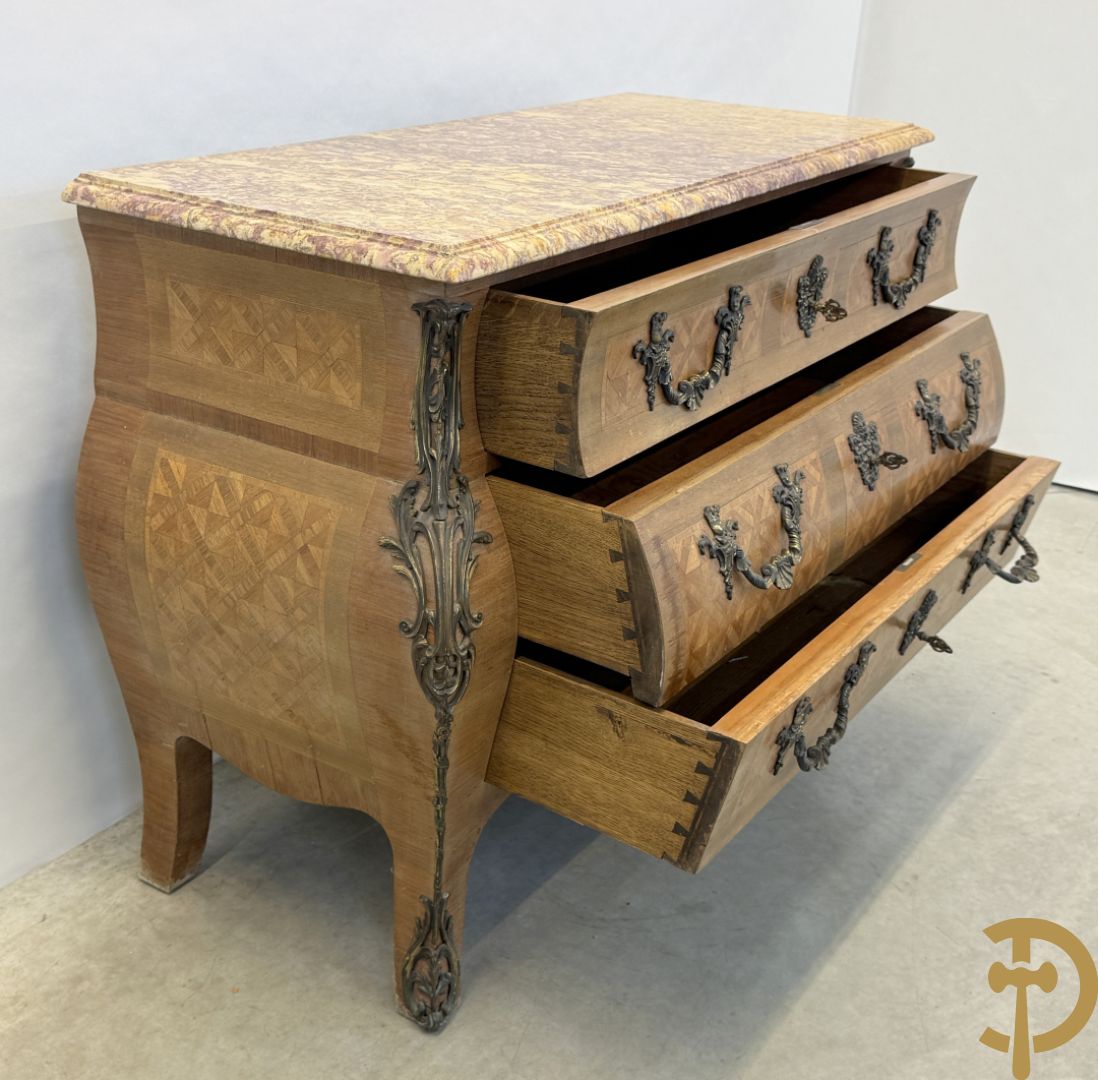 Notelaren gemarketteerde en gegalbeerde drieladencommode bezet met bronsbeslag en geaderd marmeren blad