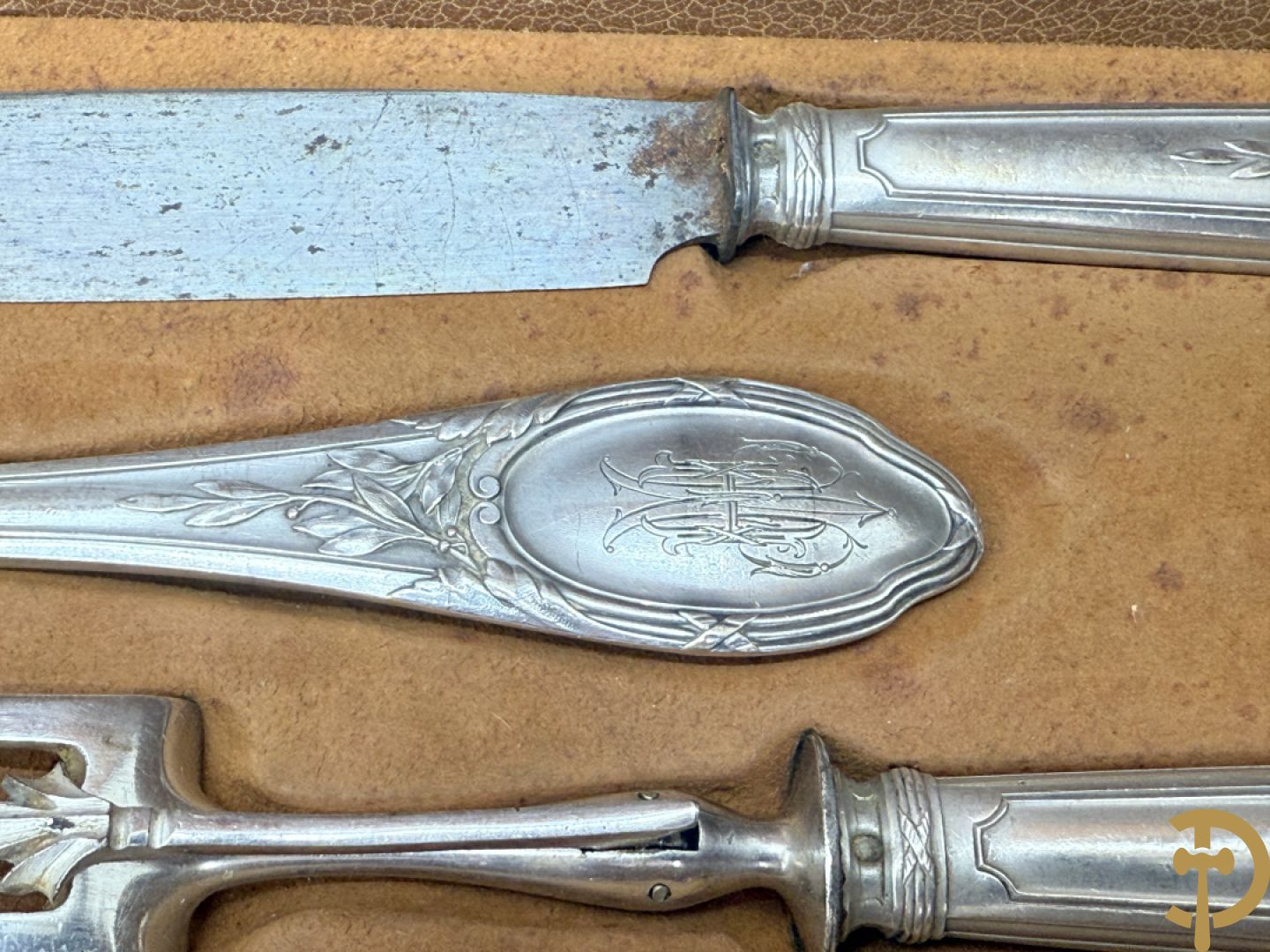 Massief zilveren bestek gedecoreerd met bladranken  in mooie koffer met leder bekleed, gemerkt HS (Henri Soufflot) - 19e 
12 vorken, 12 lepels, 12 messen, 12 dessertvorken, 12 dessertlepels, 12 dessertmessen, 12 koffielepels en 15 grote stukken, met initialen HM