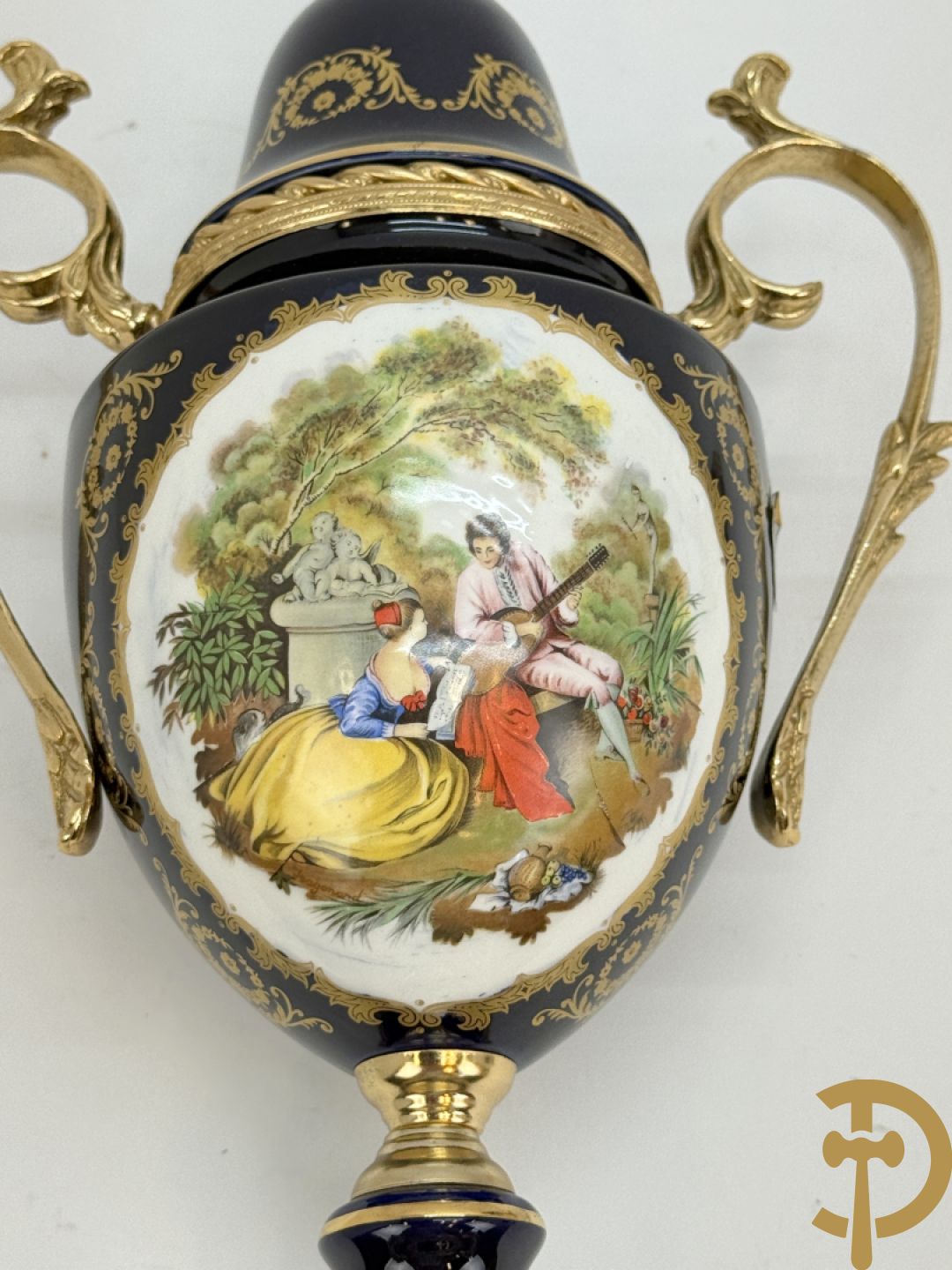 Driestel Sèvres stijl bestaande uit paar dekselpotiches met koperen ornamenten en romantisch decalcomanie decor, Sèvres stijl+ dekselcoupe met Sèvres en romantisch decor