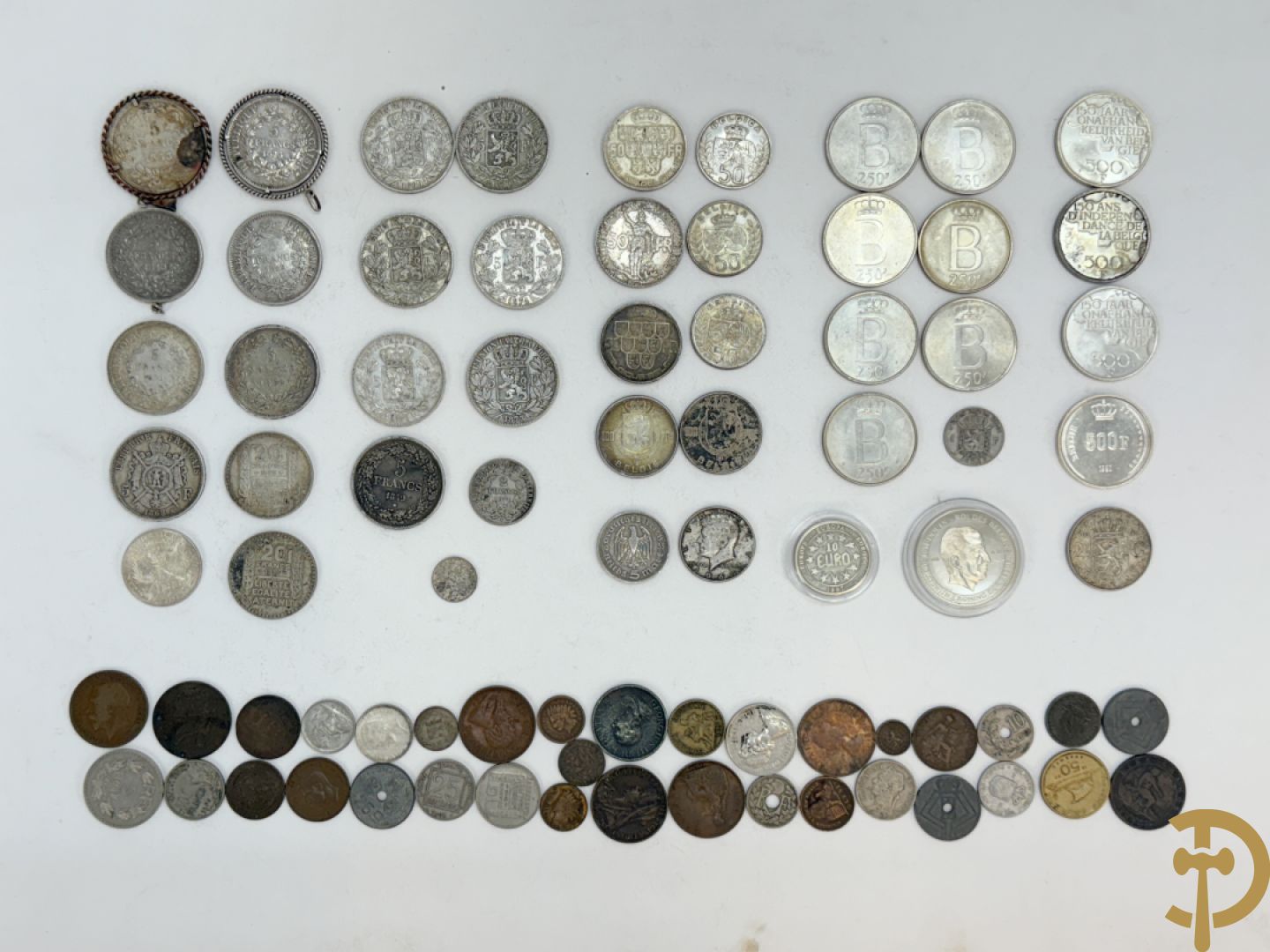 Verzameling munten w.o. zilveren Franse en Belgische 5 frankstukken, zilveren BNelgische stukken van 500 Fr., 250 fr. en 100 Fr e.a. + oude metalen munten
