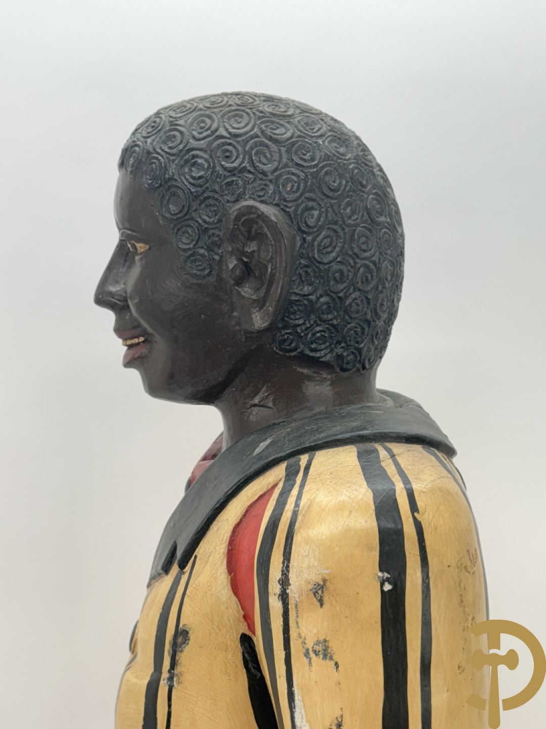 Houtgesculpteerd beeld van staande man