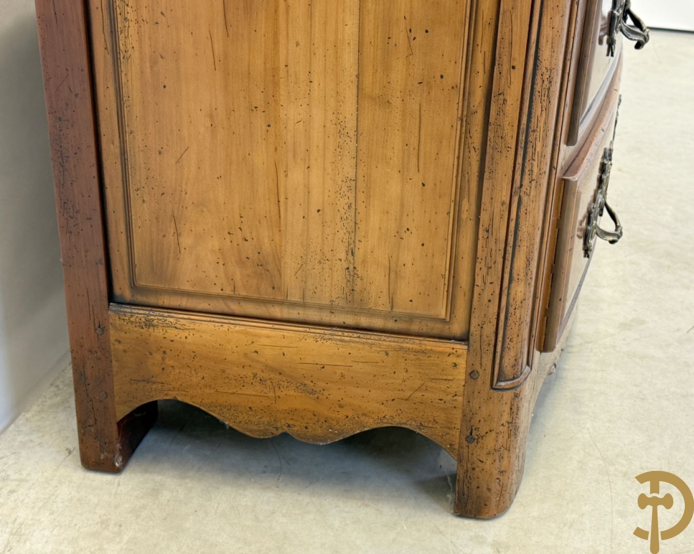 Gebogen kerselaren vierladencommode met koperen Louis XV trekkers, achteraan geëstampilleerd Richelieu Art & Meubels de France