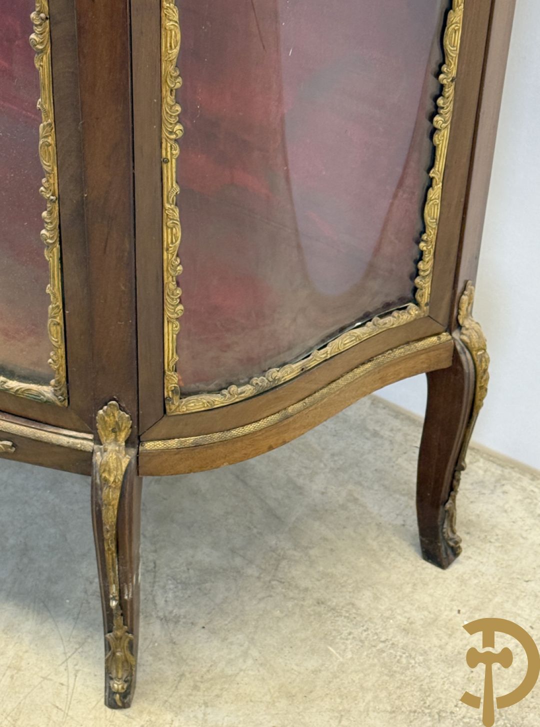 Notelaren vitrine bezet met bronsbeslag en gebogen ruitjes, bovenaan met marmeren blad