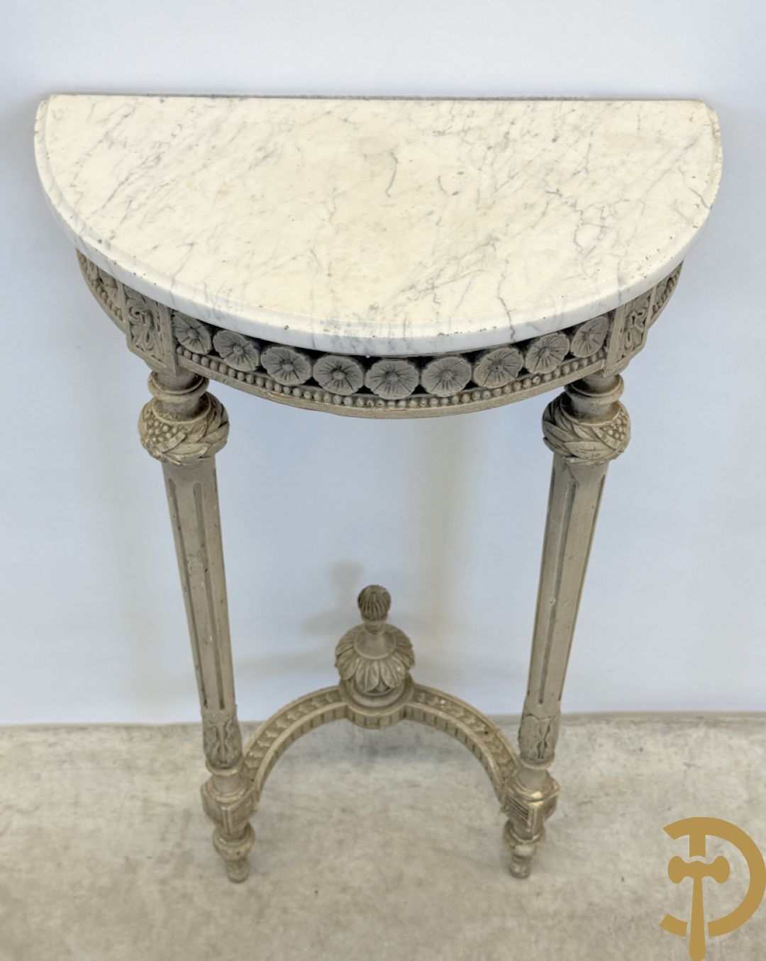 Louis XVI muurconsole op gecanneleerde poten