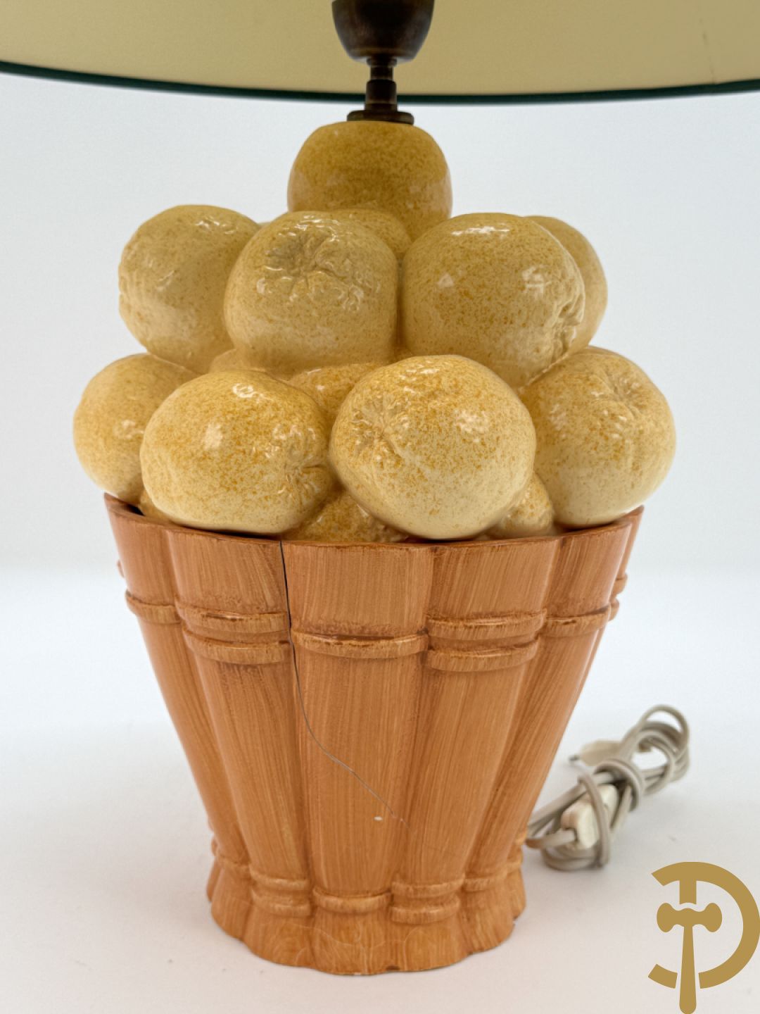 Paar keramieken lampadaires met gekleurd fruit in mand