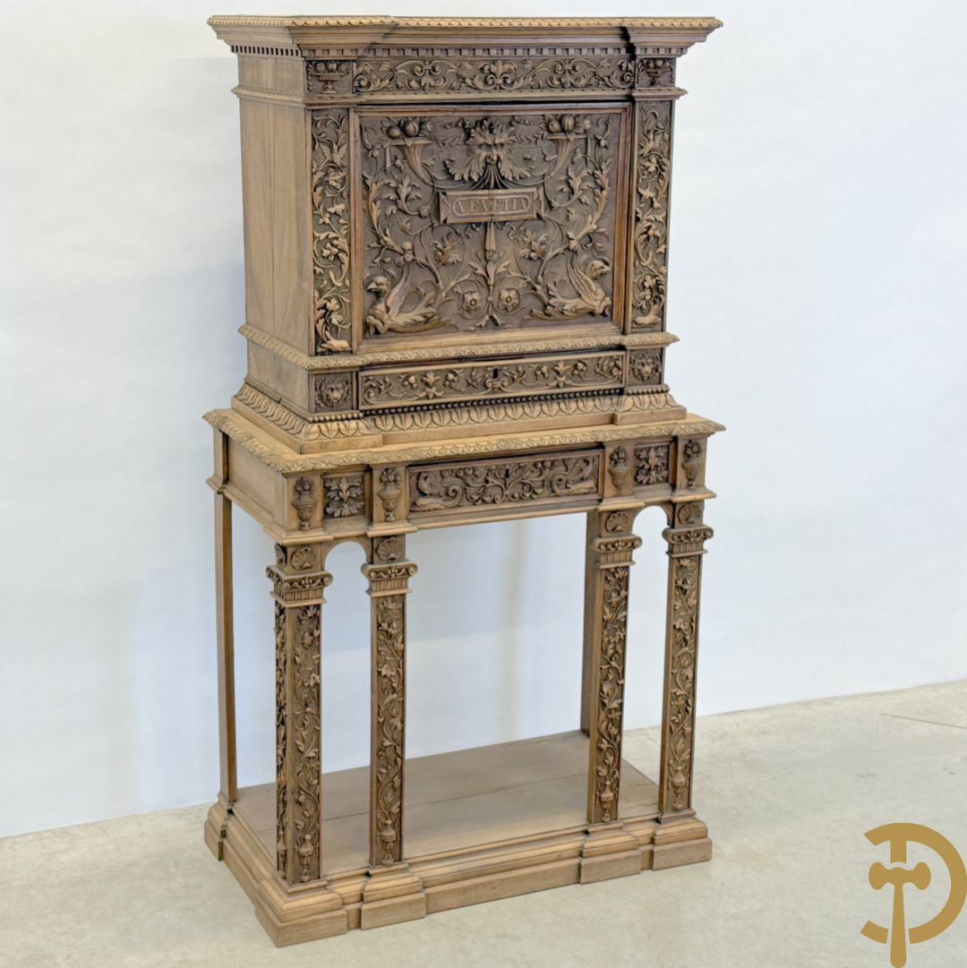 Italiaanse handgesculpteerde Neo Renaissance credance, bovenaan met klep en onderaan met lade - sculptuur van dieren en accanthusranken, gemerkt Venetia