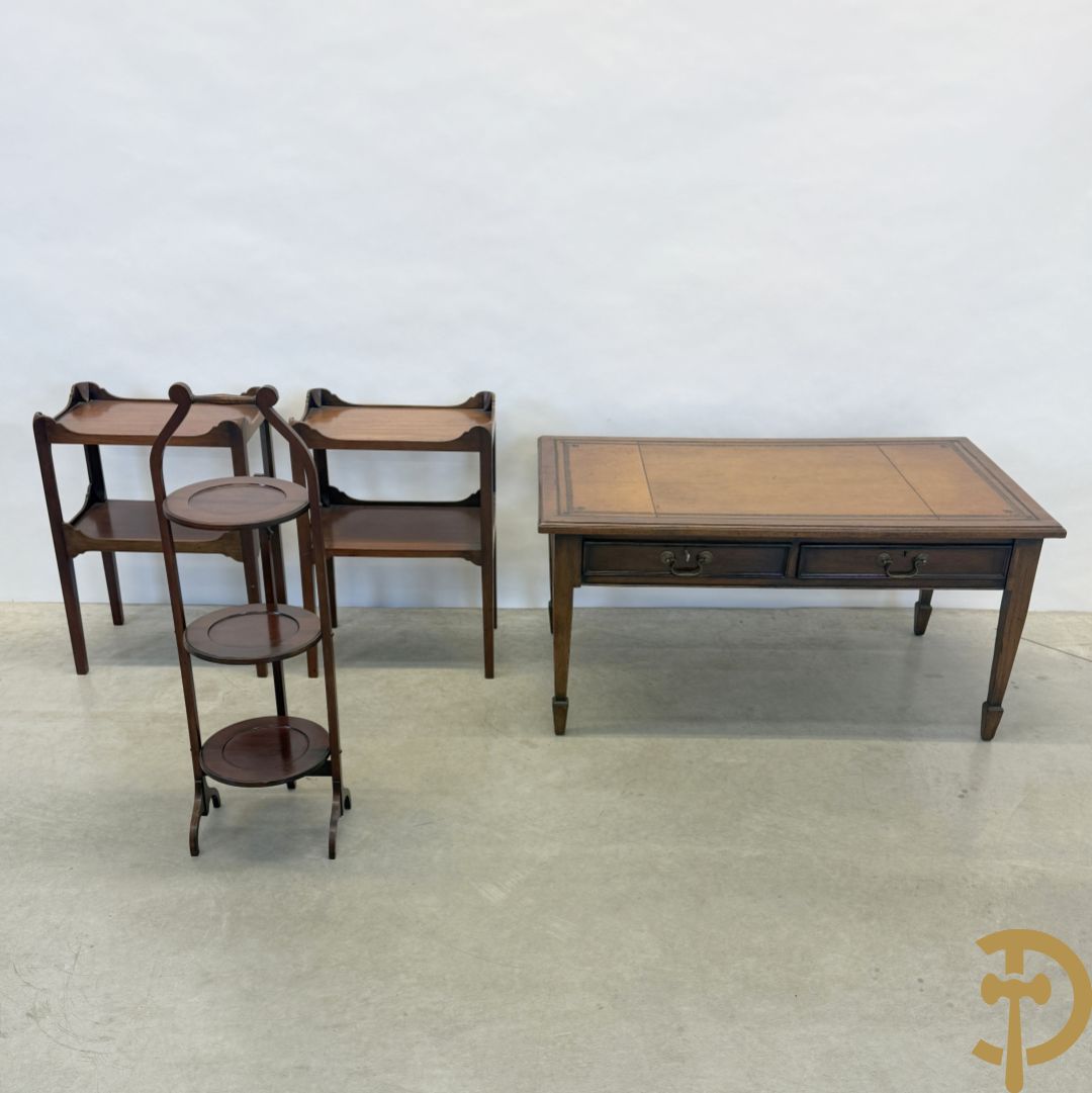 Paar Engelse notelaren bijzettafels + notelaren cakestand + notelaren salontafel met leder bekleed