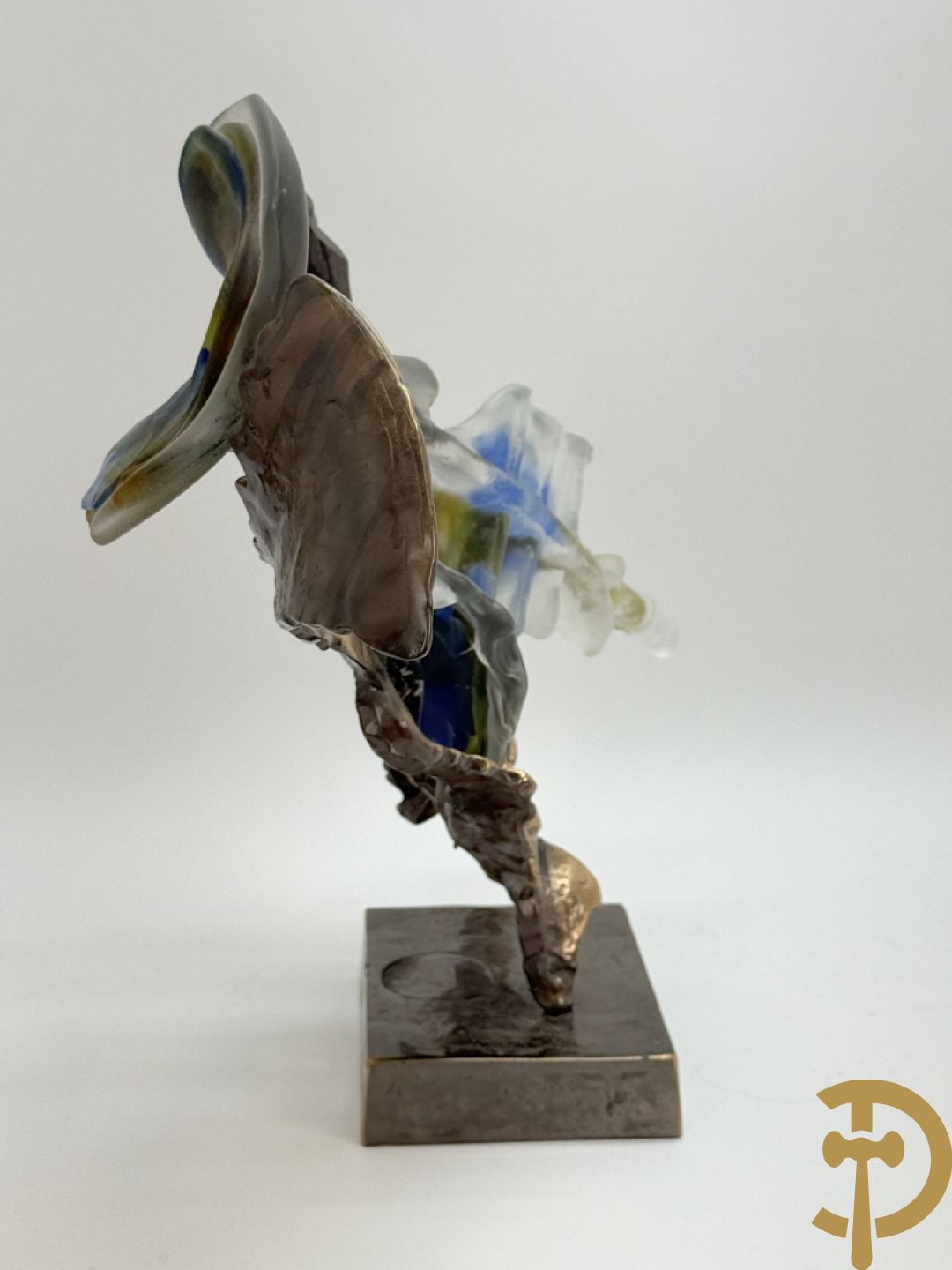 LOHE getekend - Surrealistische sculptuur met combinatie van koper en gekleurde pate de verre in de vorm van een trompet