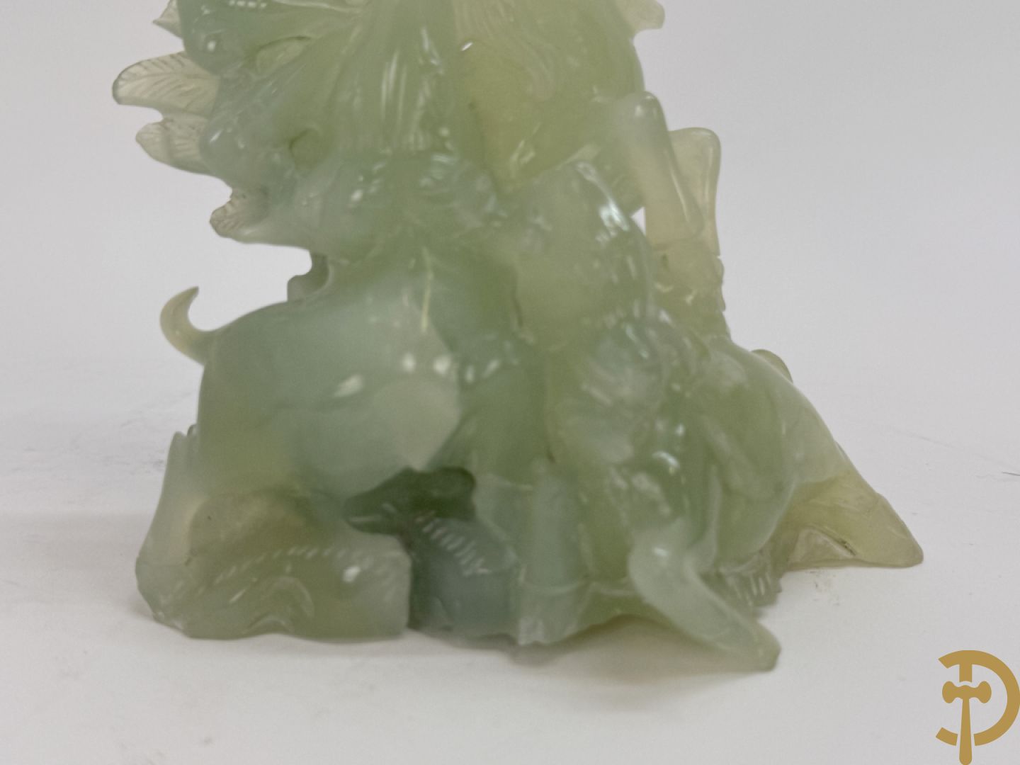 Drie Chinese handgestoken sculpturen van rammen en gevleugelde fo hond en in speksteen en jadeiet