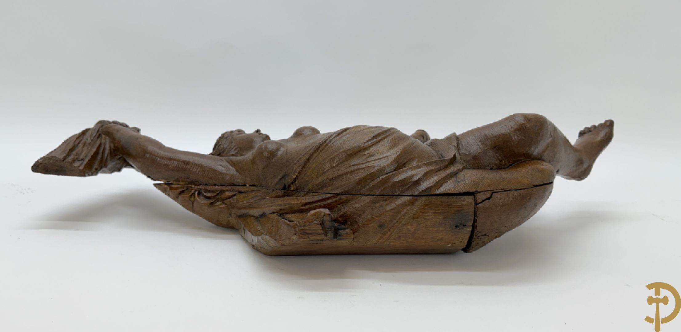 Paar houtgesculpteerde engelen als fragmenten uit een groter geheel
