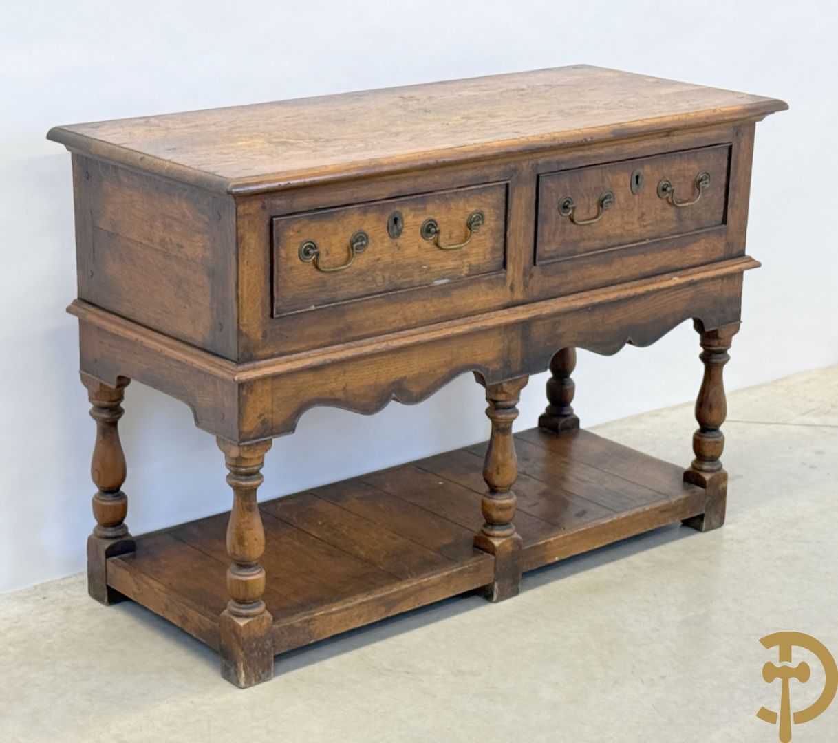 Massief eiken Engelse side board met 2 lades, op ballusterpoten
