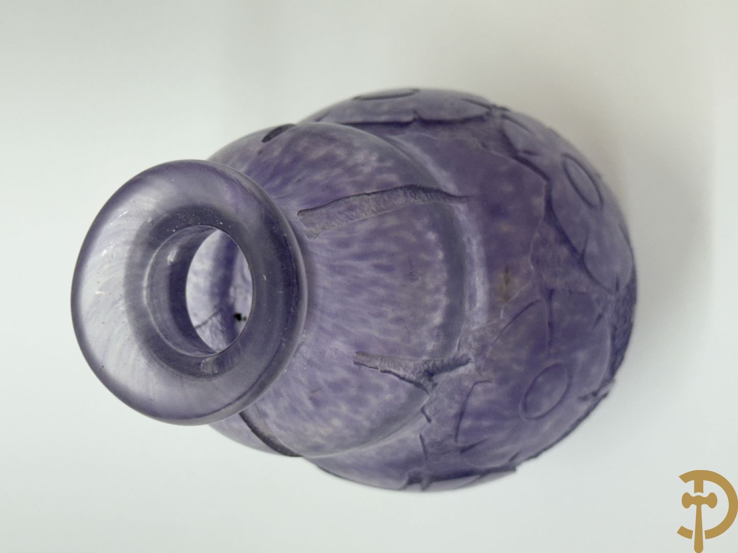 Pate de verre vaasje met bloemenmotieven, Art Deco periode, Degue getekend