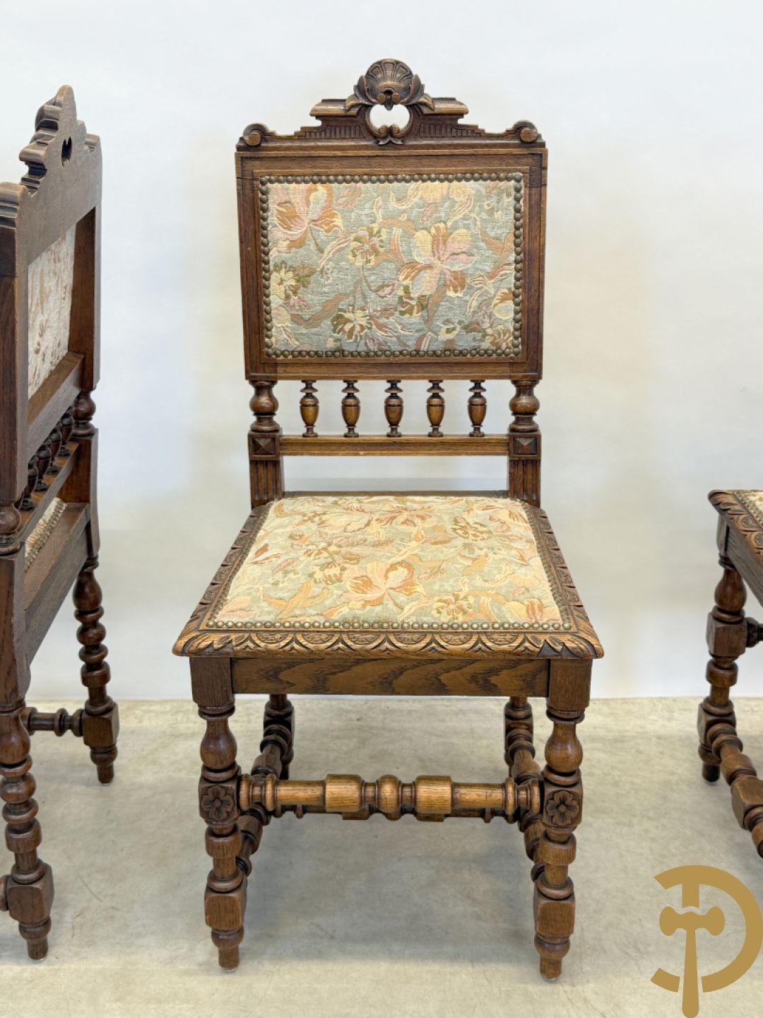 Massief eiken dolfijnetafel met knorrenlijst en leeuwenkoppen, Neo Renaissence stijl + 6 eiken stoelen met sculptuur