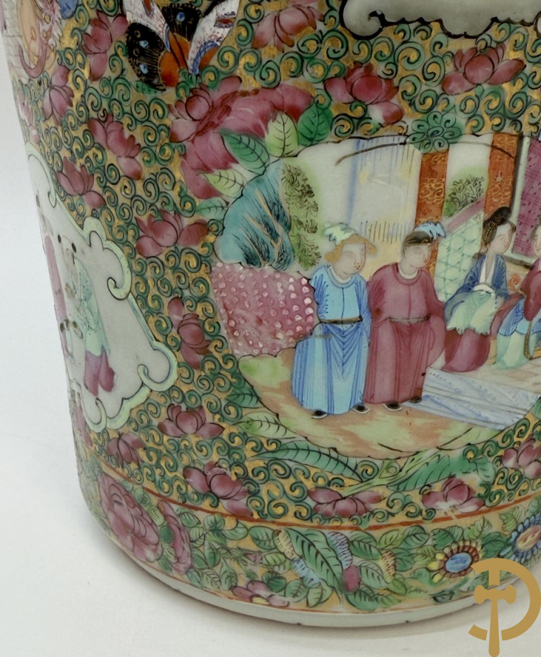 Paar Chinese porseleinen famille rose Kanton vazen met geanimeerd decor en zijdelings met fo honden