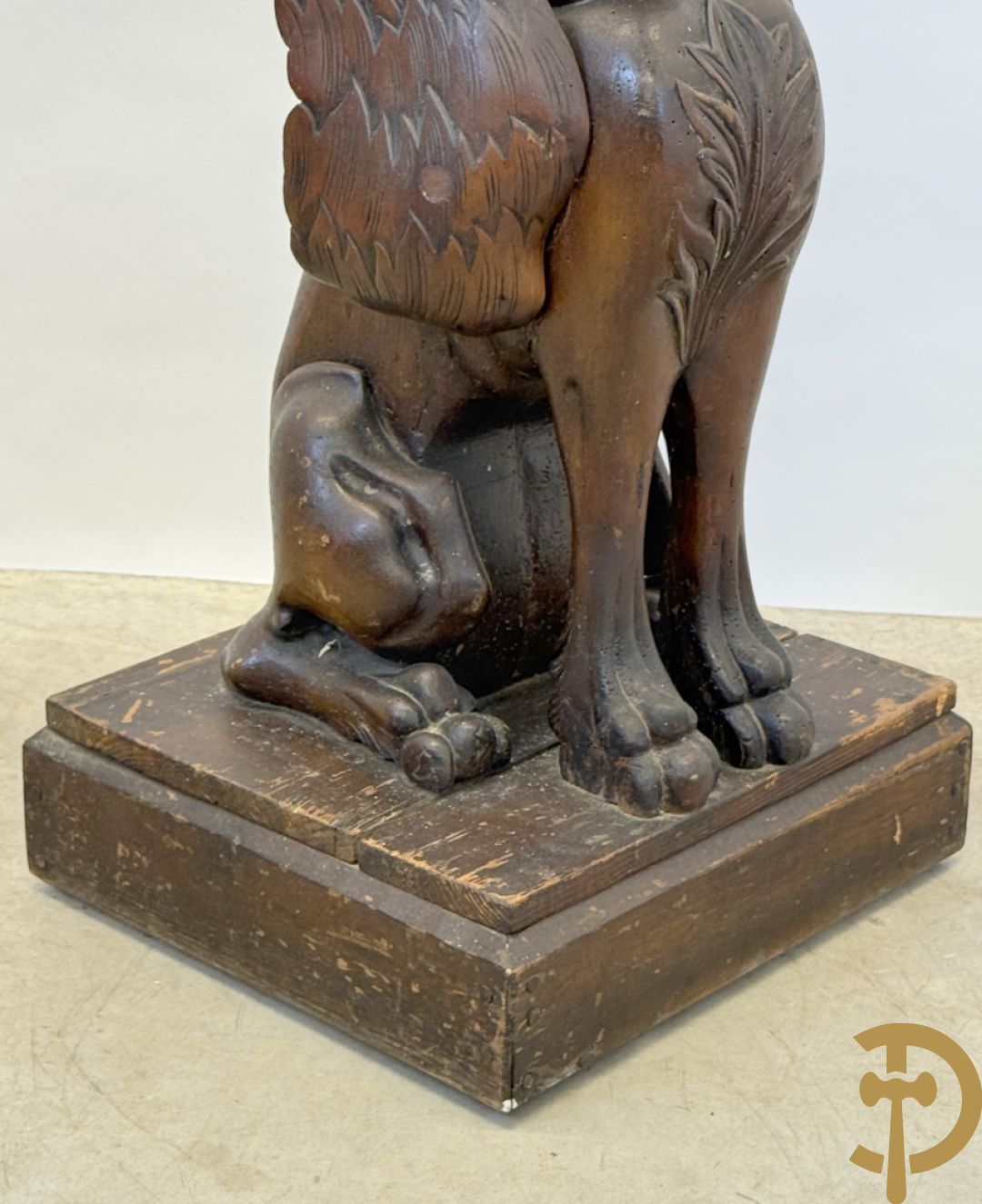 Houtgesculpteerde sokkel in de vorm van een handgesculpteerde fo hond bezet met marmeren plateau