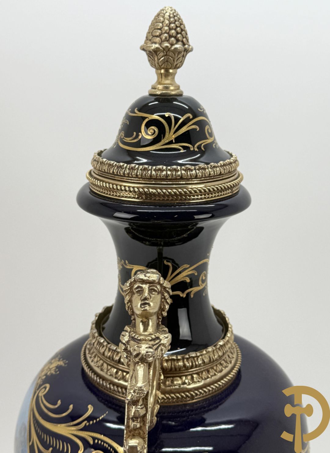 Blauwe porseleinen vaas met lieftallig decor, Sèvres stijl, bezet met bronzen ornamenten