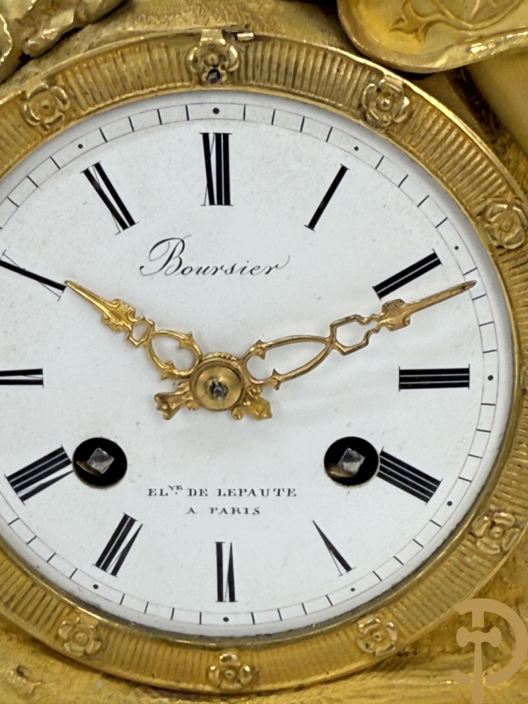 Vergulde bronzen pendule met dame onder globe, Boursier Elève de Lepaute à Paris getekend