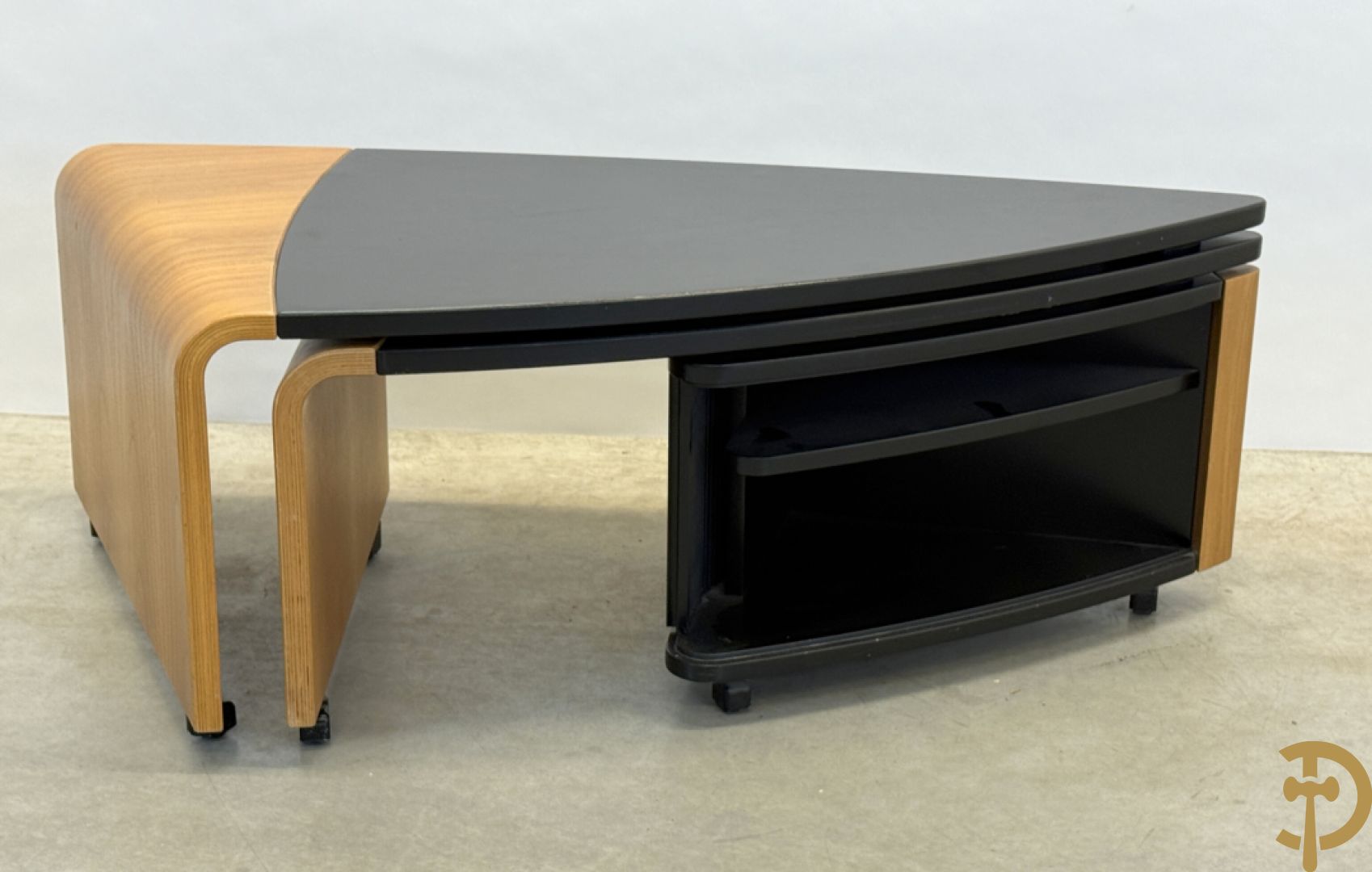 Openschuifbare design tafel - 3 ledig met centraal opbergmeubeltje