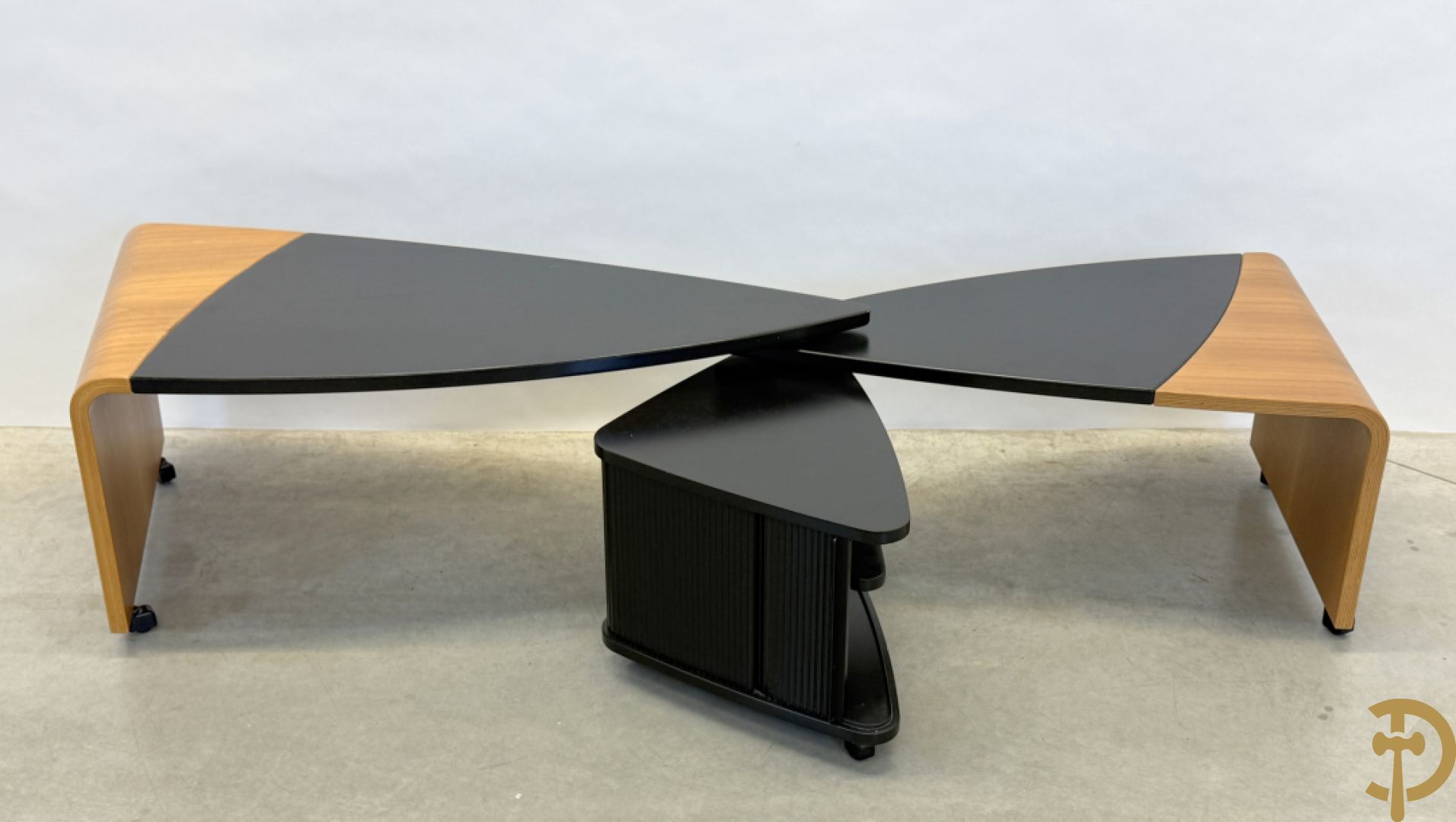 Openschuifbare design tafel - 3 ledig met centraal opbergmeubeltje