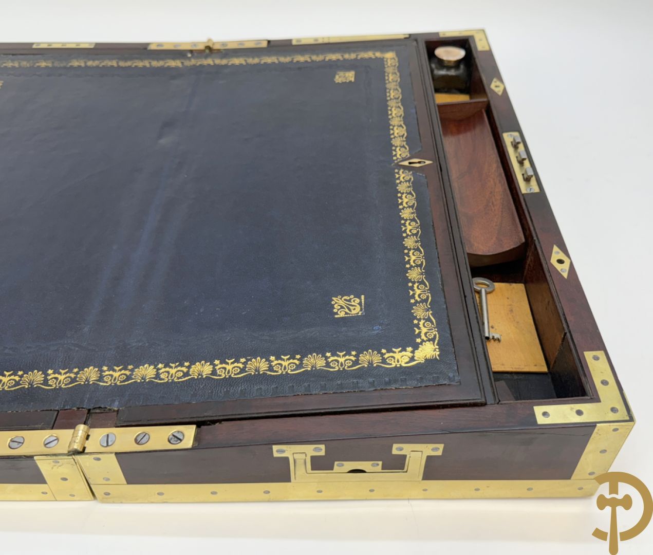 Mahoniehouten schrijfbox met koperafwerking en zijdelings met inliggende handvaten, lederinleg en verborgen vakjes, 19e