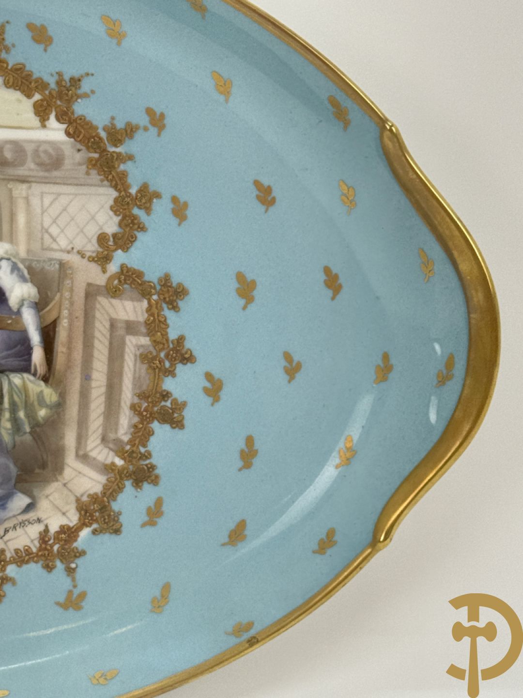 Ovale porseleinen schaal met decor van 3 dames met duiven, decor Brisson R. getekend, achteraan gemerkt Limoges france