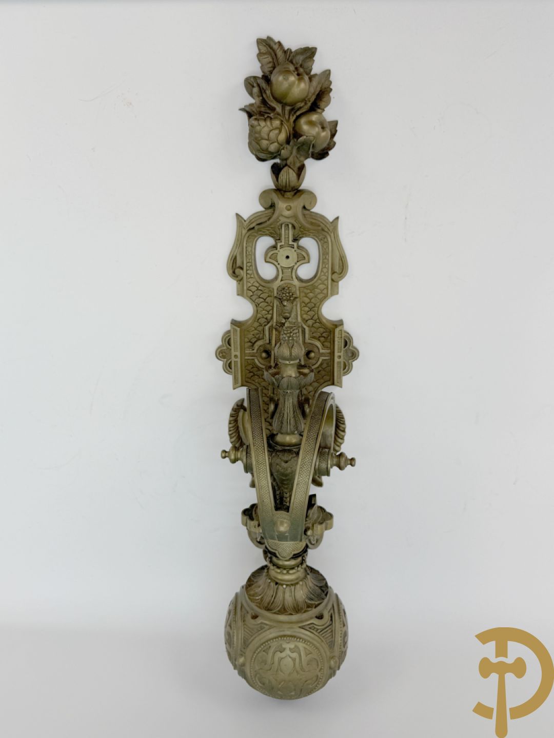Bronzen wandappliek met accanthusranken en fruitmotieven