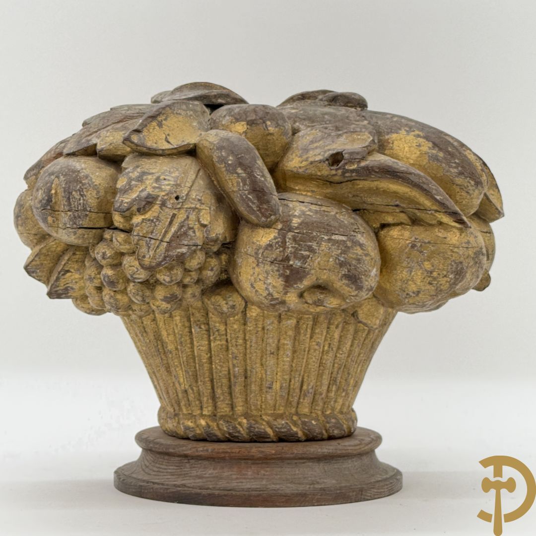 Gesculpteerd houten ornament van bloemen in korf