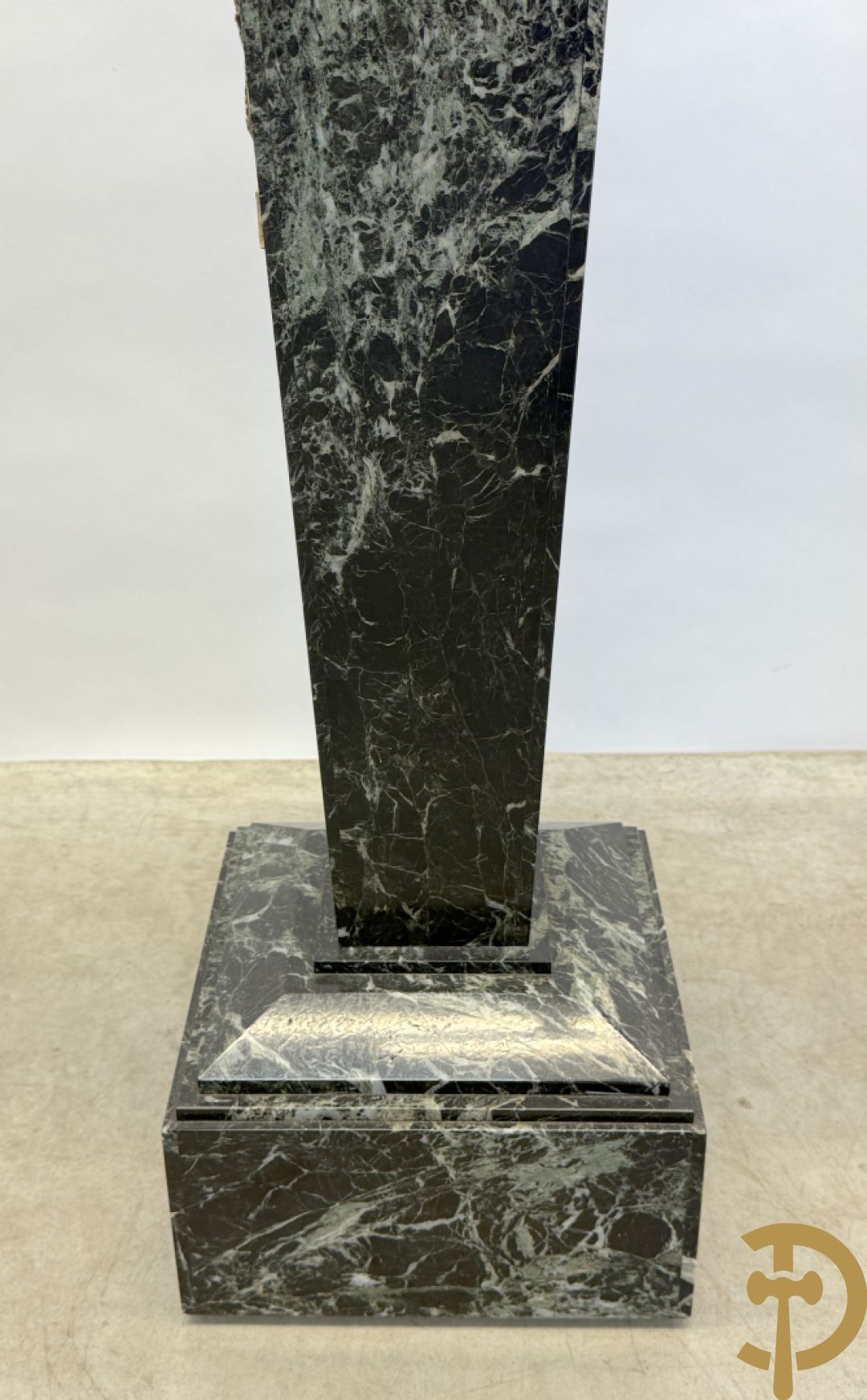 Zwart geaderde marmeren vierkante zuil met Louis XVI bronsbeslag, met afneembare plateau