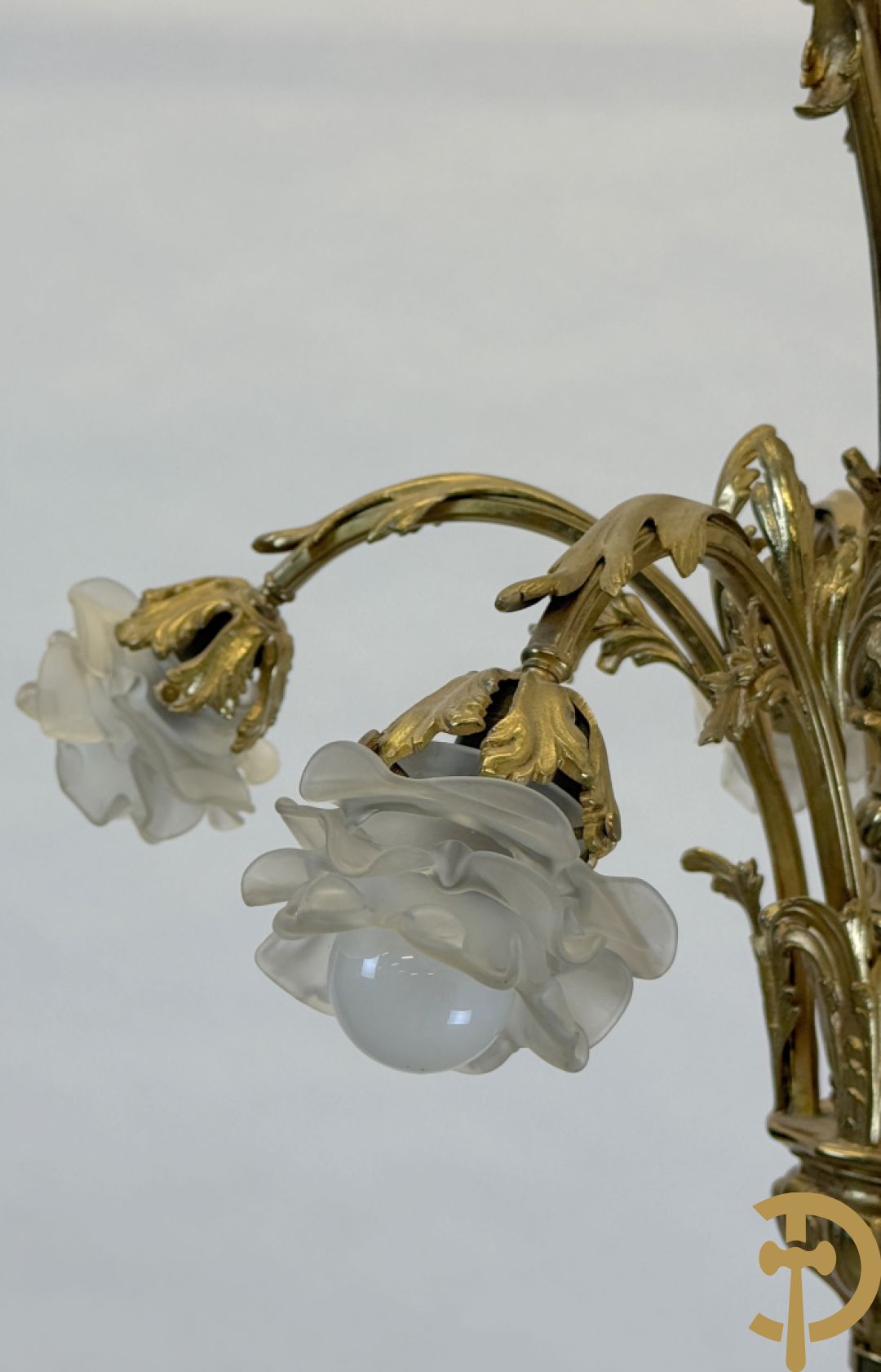Vijfarmige luchter bezet met roosjes, Louis XV stijl bezet met accanthusranken