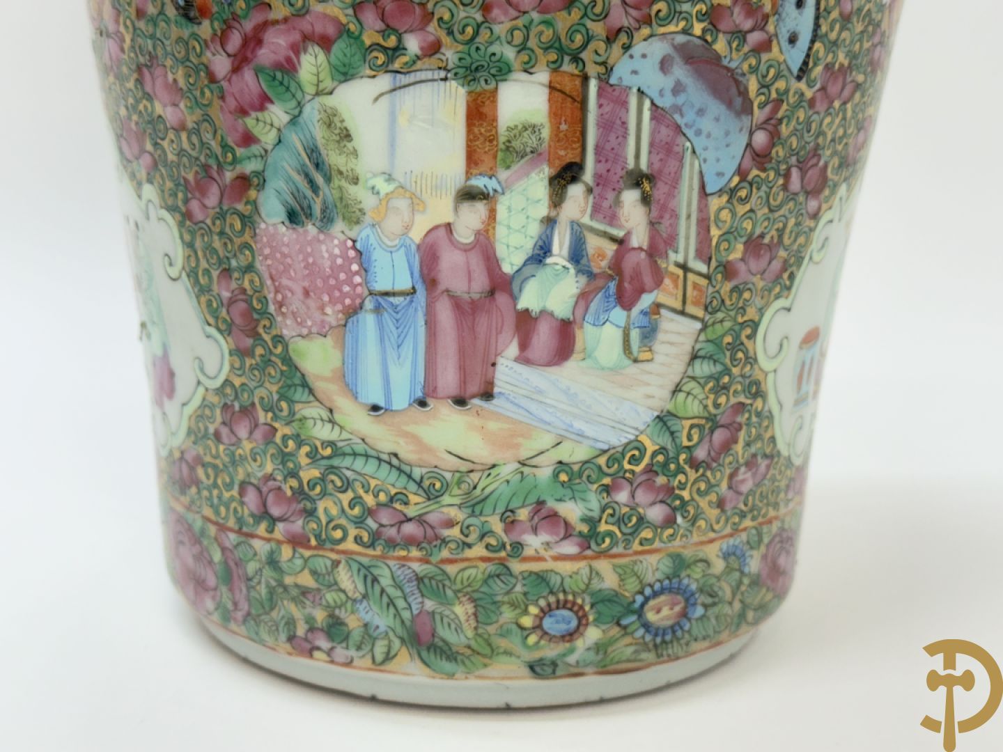 Paar Chinese porseleinen famille rose Kanton vazen met geanimeerd decor en zijdelings met fo honden