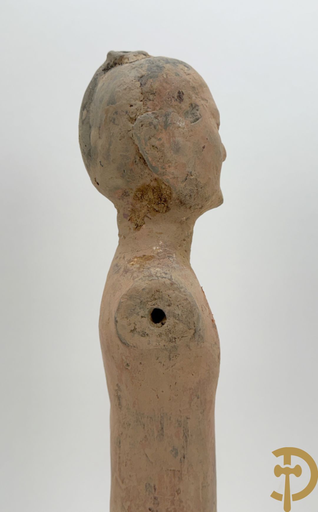 Terra cotta figuur van een Chinese staande man, Han dynastie, tussen 202 voor Christus en 240 na Christus, grafvondst uit Xian bij aanleg van de luchthaven